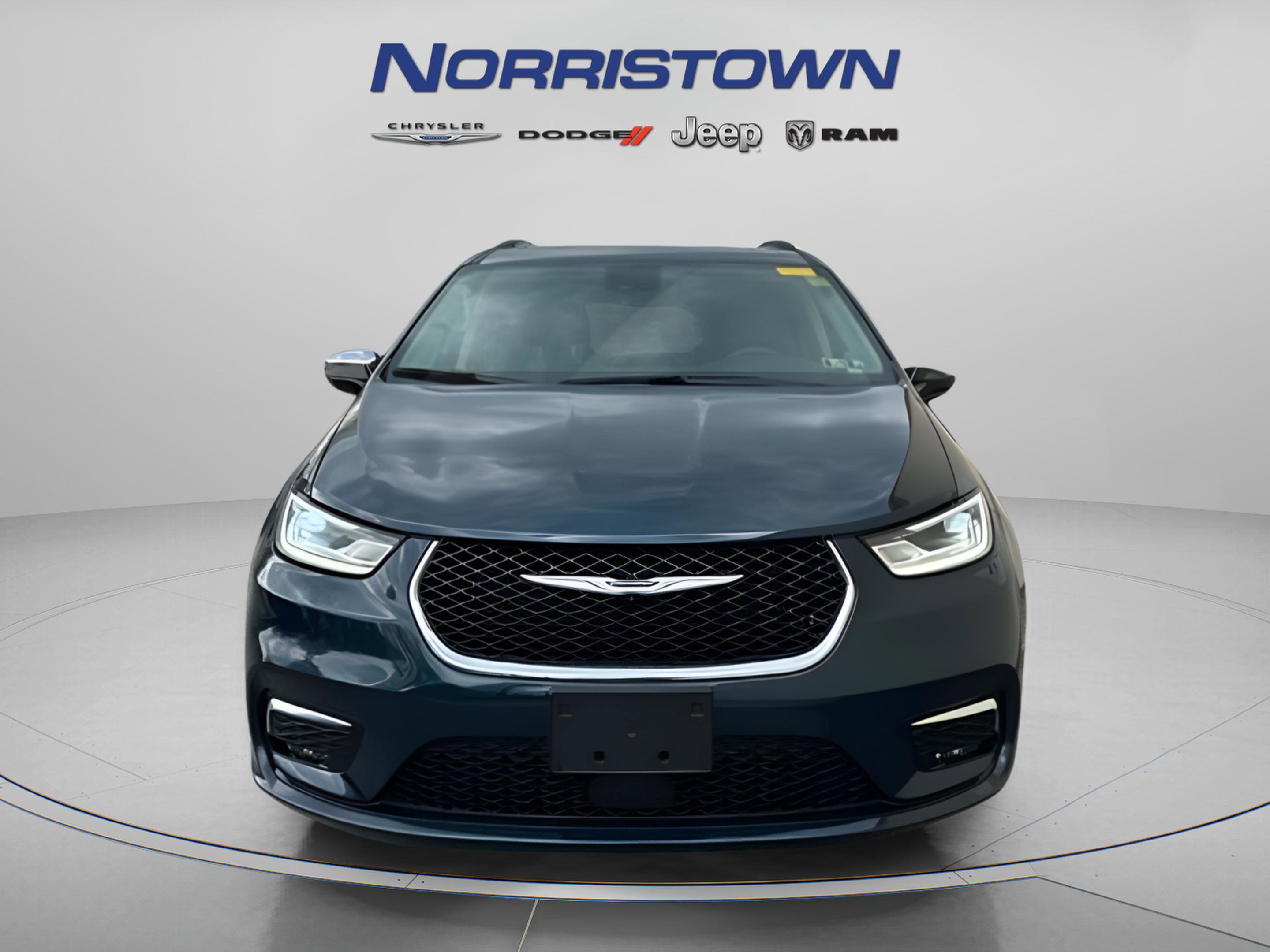 Used 2023 Chrysler Pacifica Limited AWD/4WD image 3