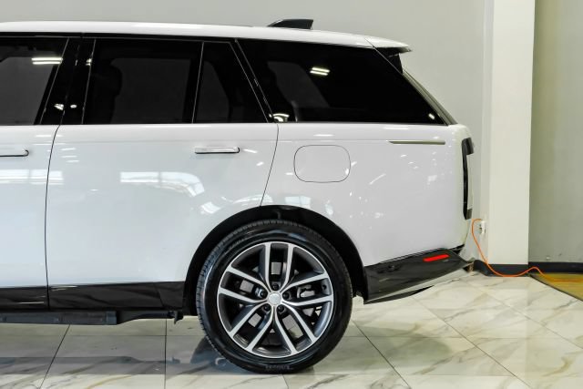 Used 2025 Land Rover Range Rover SE AWD/4WD image 17
