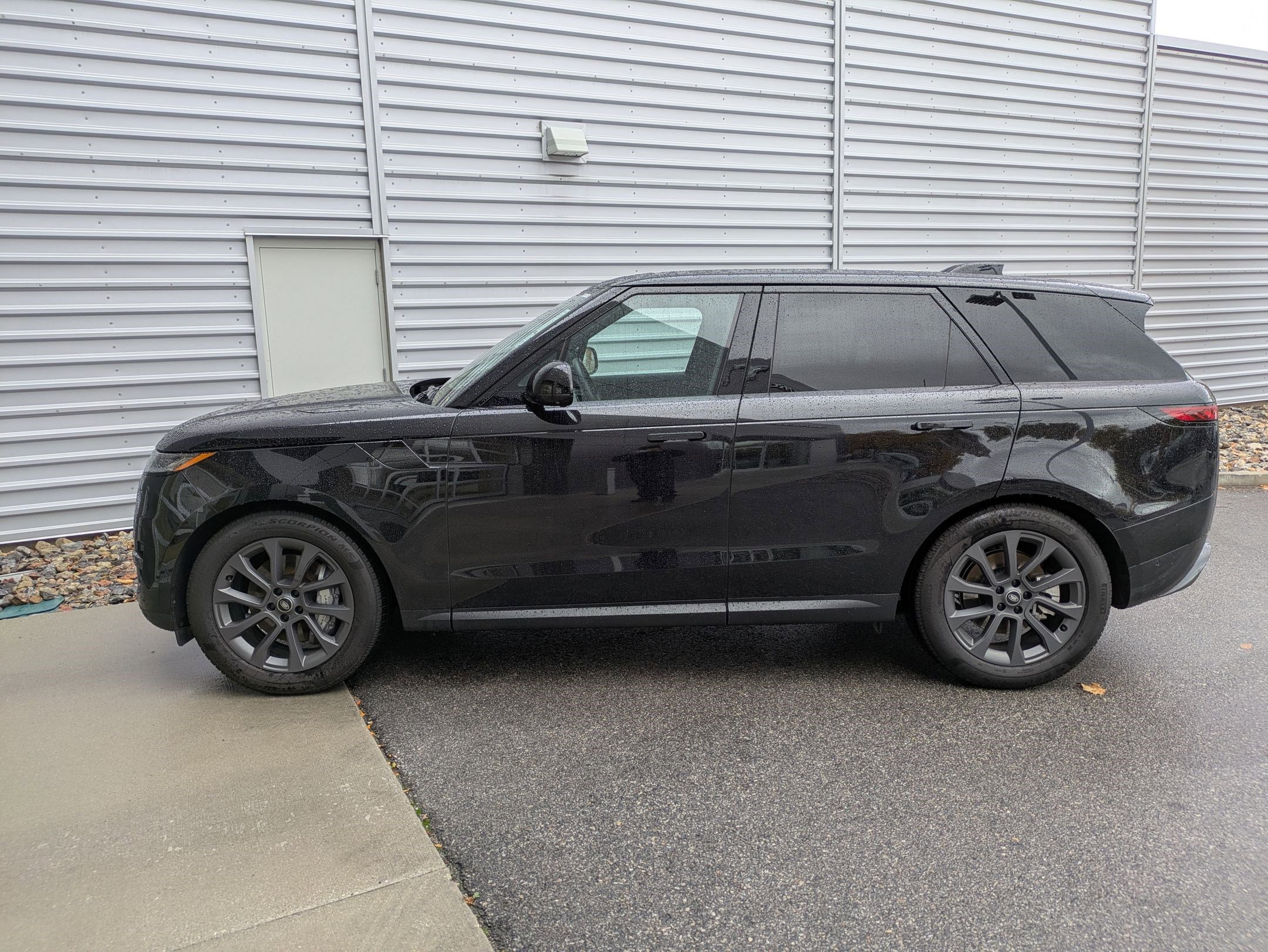 Used 2025 Land Rover Range Rover Sport image 2