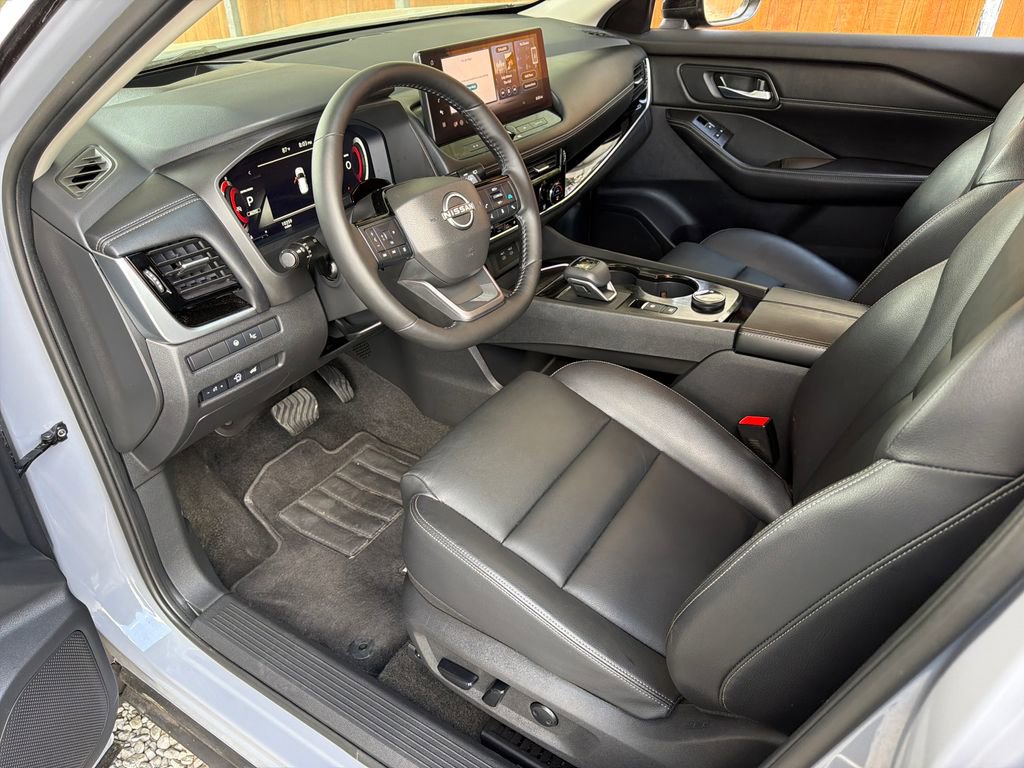 Used 2025 Nissan Rogue SL w/ Tech Package image 2