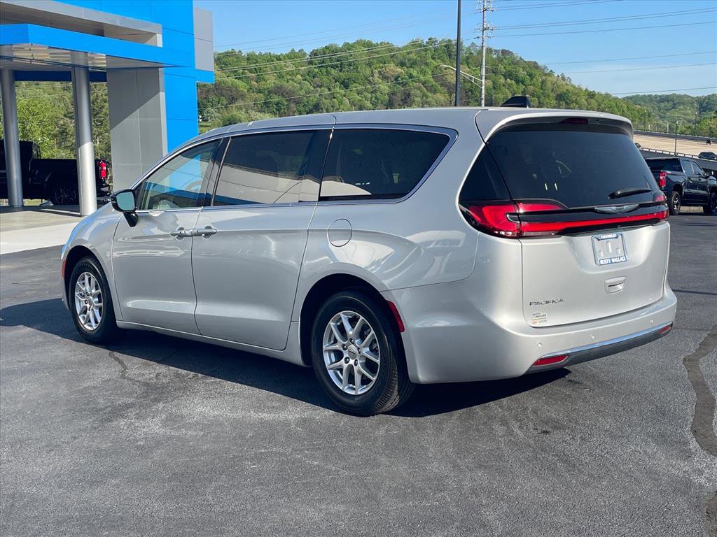 Used 2024 Chrysler Pacifica Touring-L FWD image 5