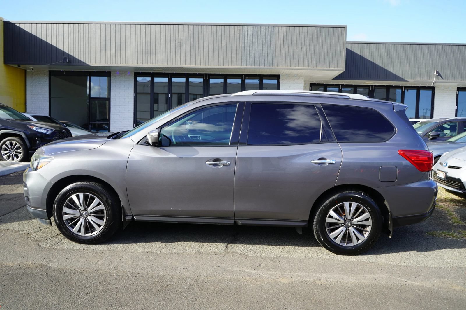 Used 2017 Nissan Pathfinder SL FWD image 2