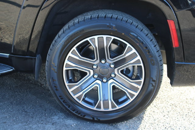 Used 2024 Jeep Wagoneer L Series II AWD/4WD image 6