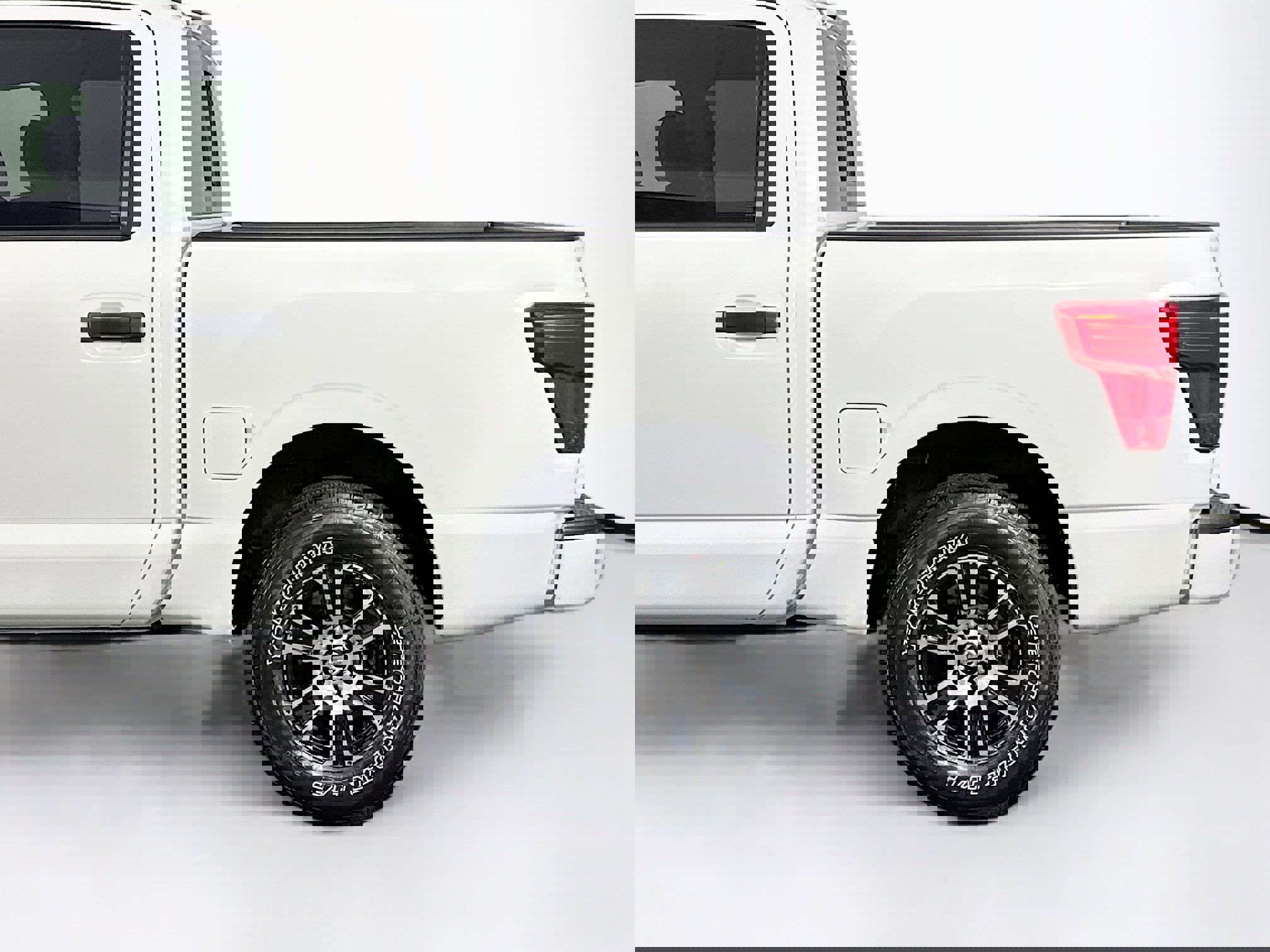 Used 2022 Nissan Titan SV image 38