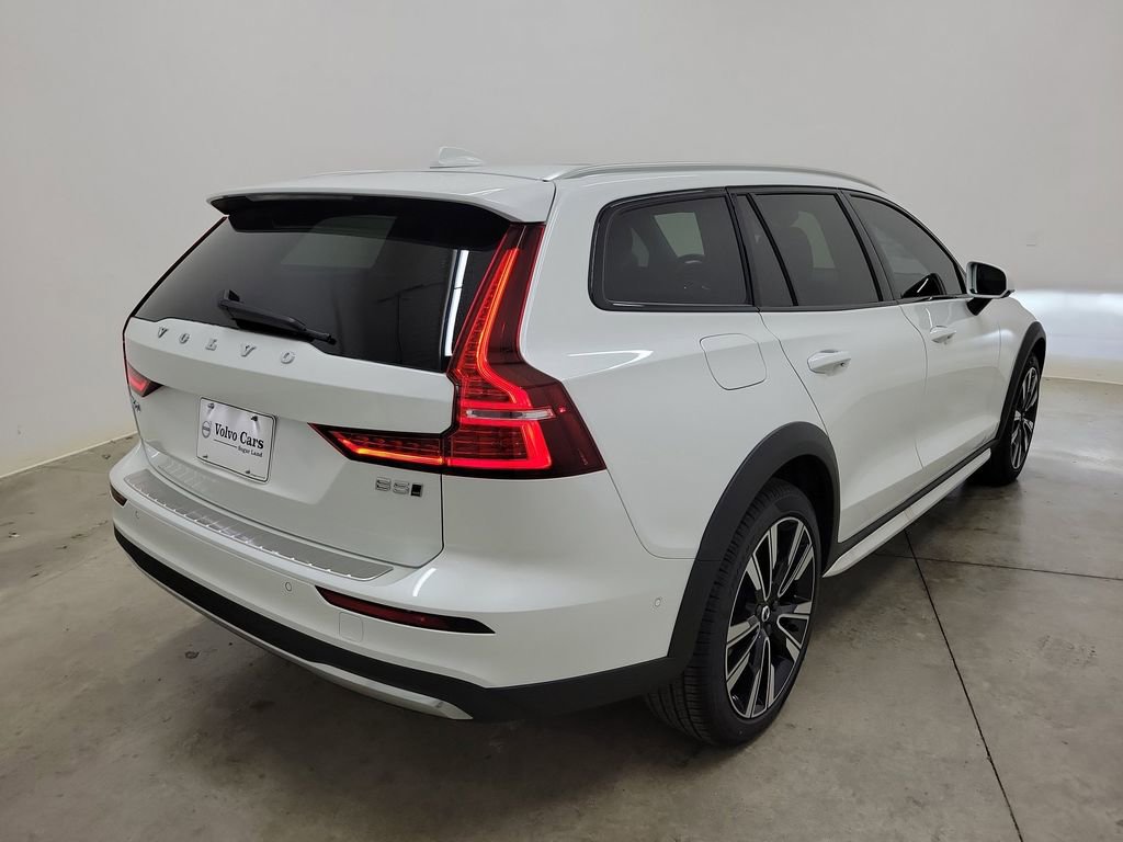 New 2026 Volvo V60 B5 Cross Country Ultra w/ Protection Package Premier image 5