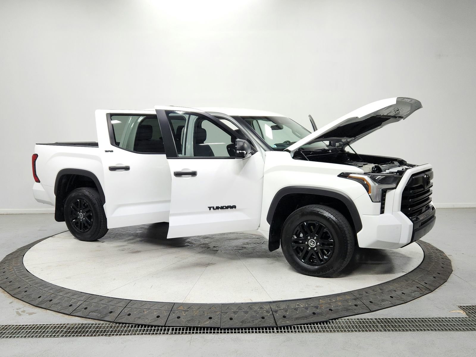Used 2024 Toyota Tundra SR5 AWD/4WD image 9