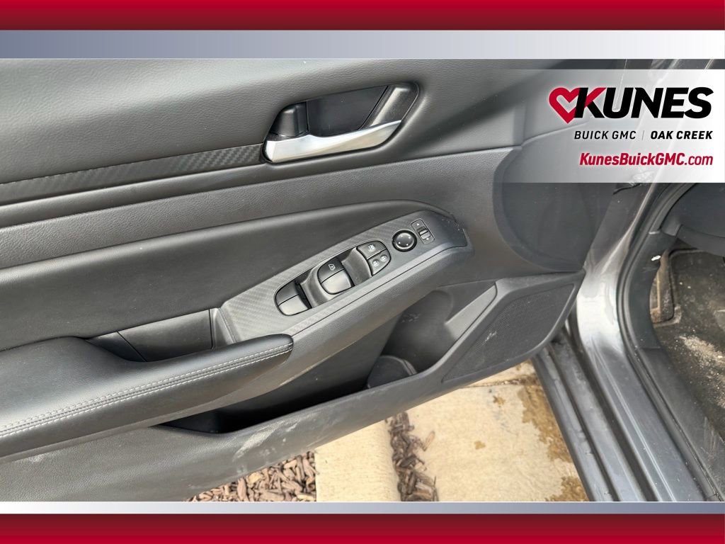 Used 2025 Nissan Altima 2.5 SV FWD image 9