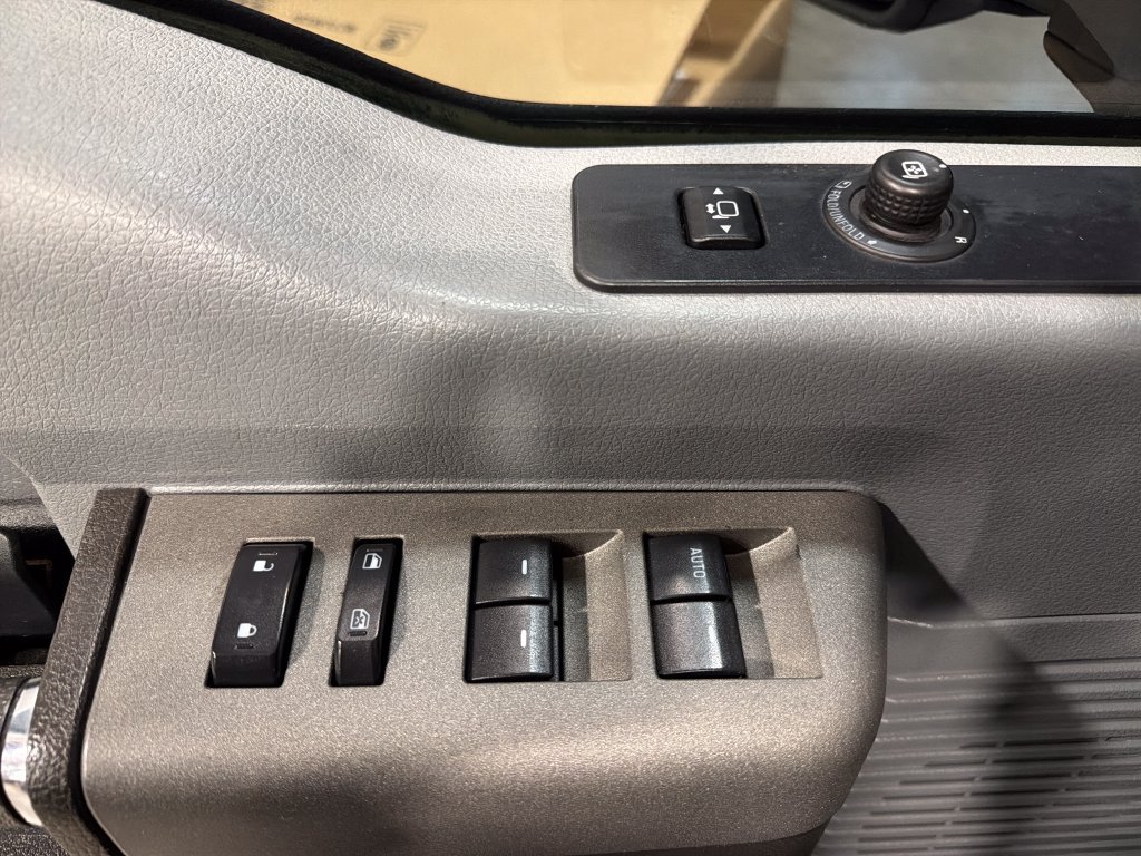 Used 2011 Ford F250 XLT w/ XLT Premium Pkg AWD/4WD image 12