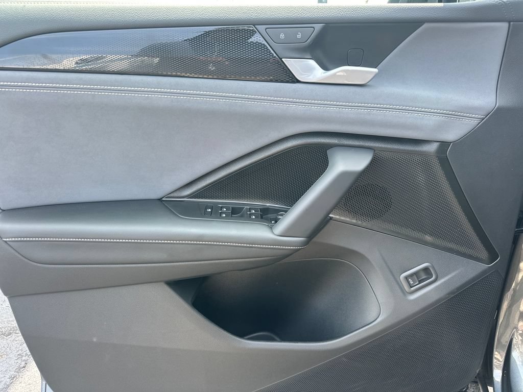 New 2026 Volkswagen Tiguan SE FWD image 12