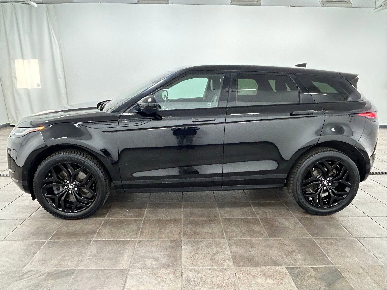 Used 2020 Land Rover Range Rover Evoque SE image 2