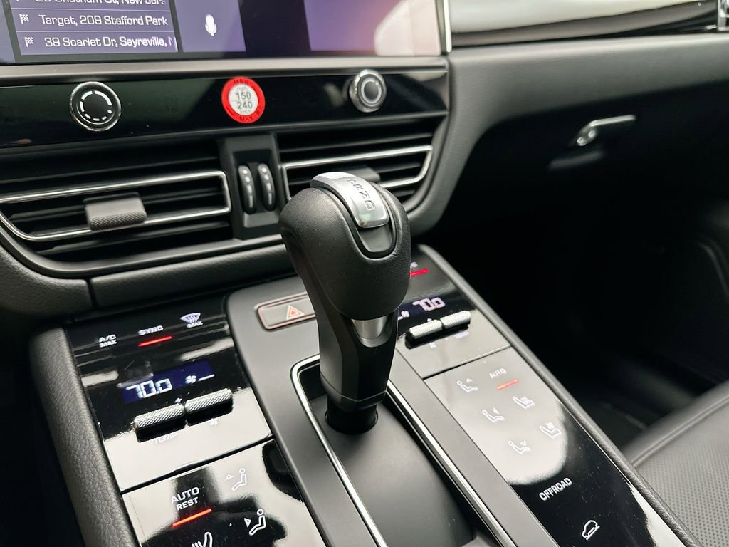 Used 2024 Porsche Macan image 12