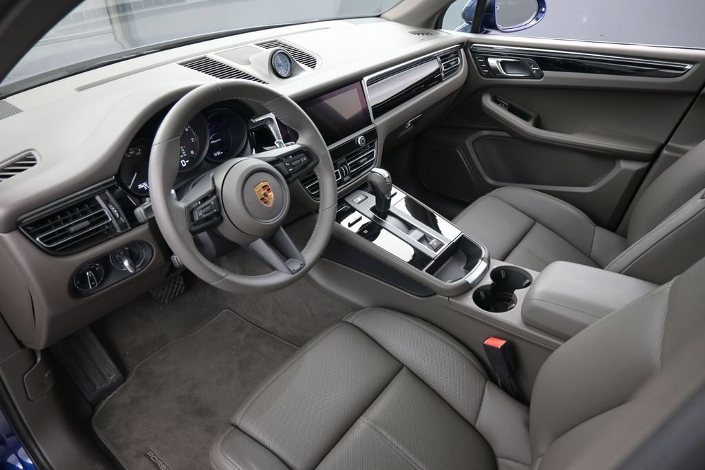 Certified 2026 Porsche Macan AWD/4WD image 4