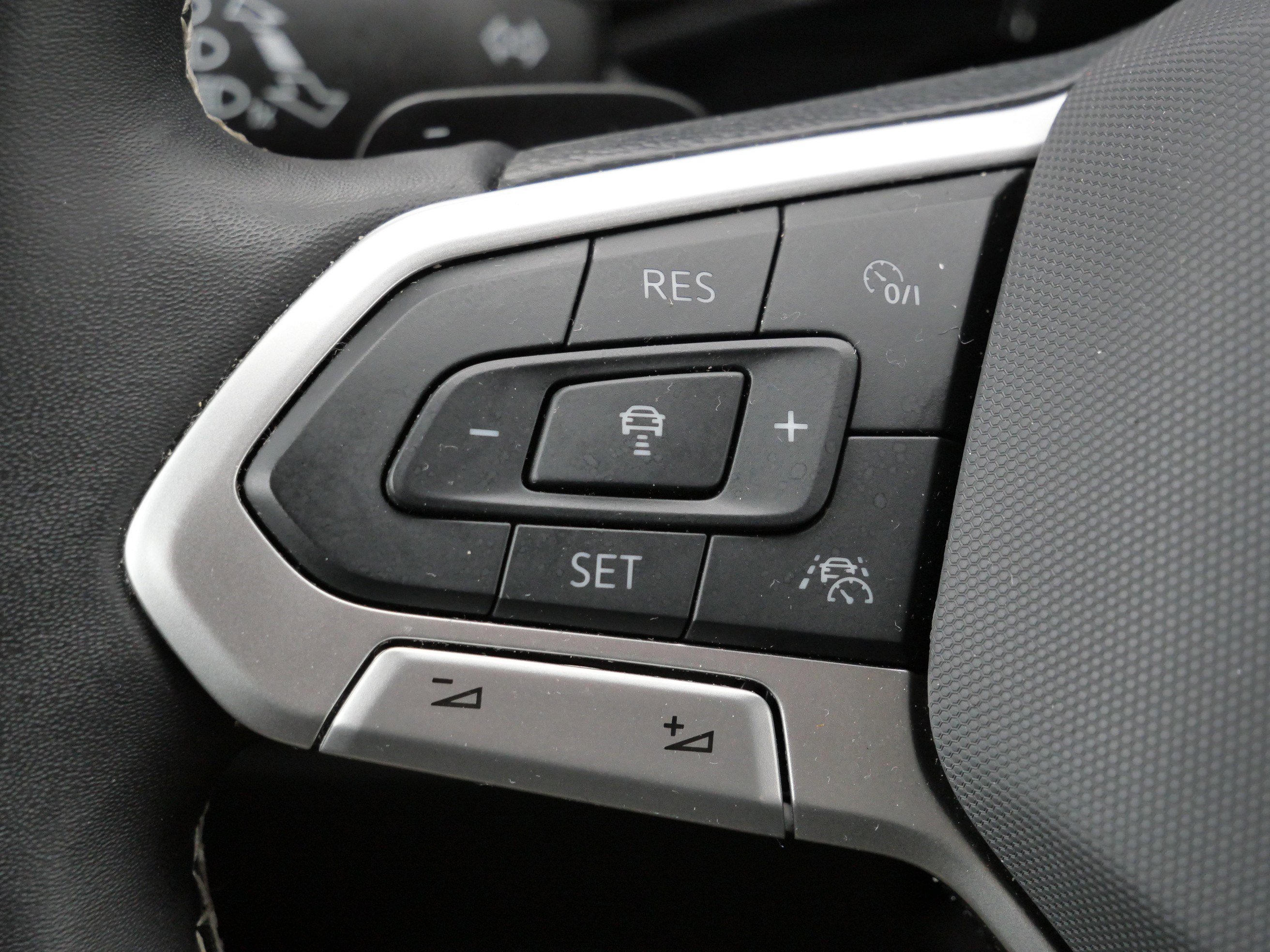 Certified 2024 Volkswagen Atlas SE image 32