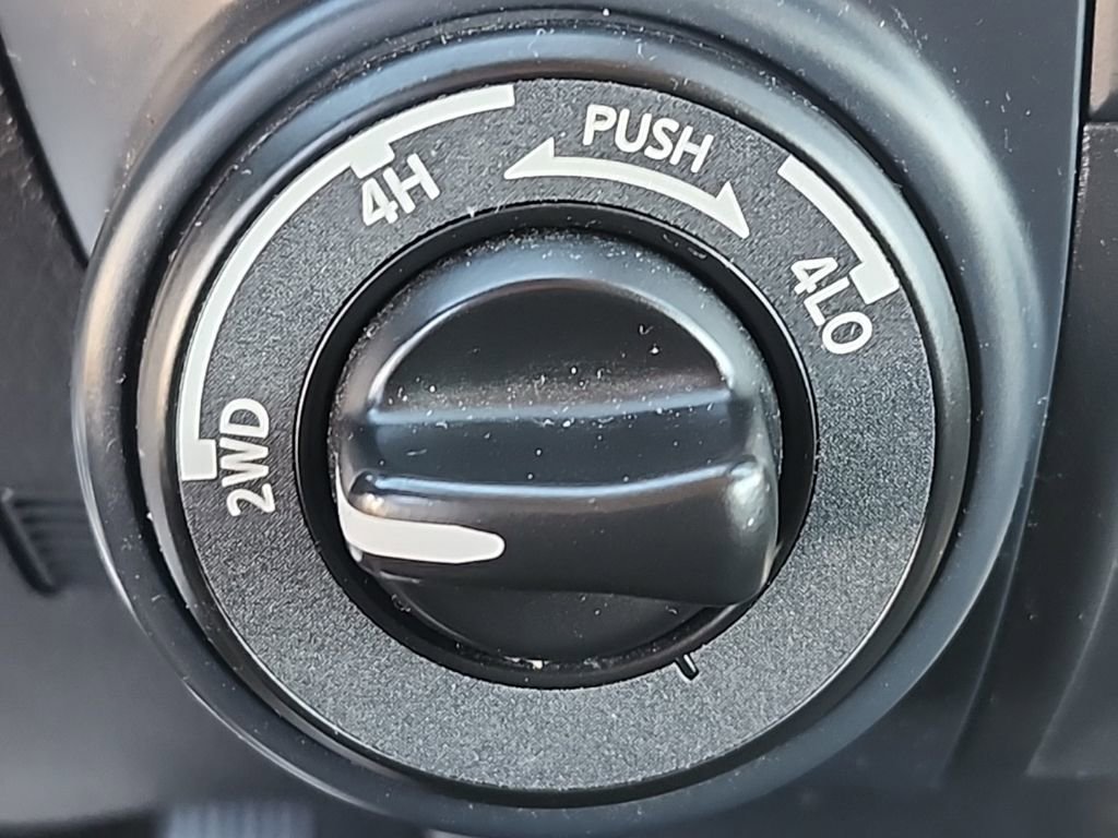 Used 2022 Nissan Titan SV AWD/4WD image 8