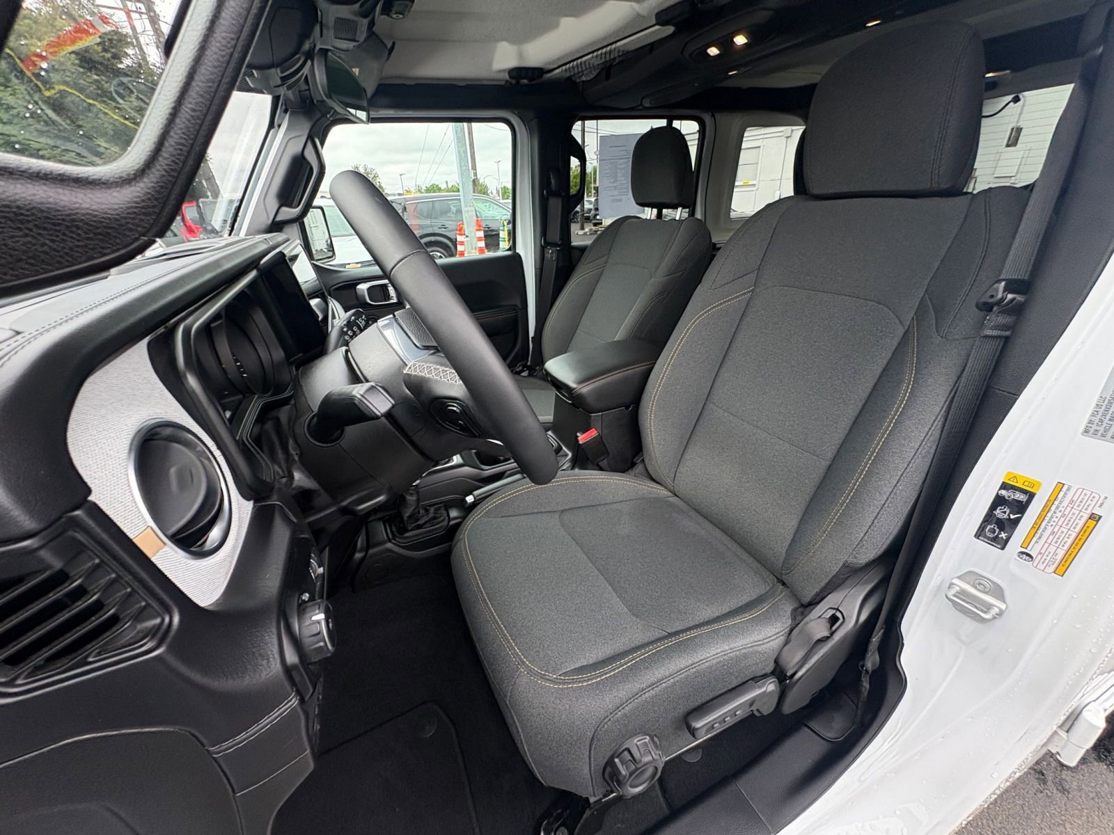 Used 2025 Jeep Wrangler Unlimited Sahara AWD/4WD image 36