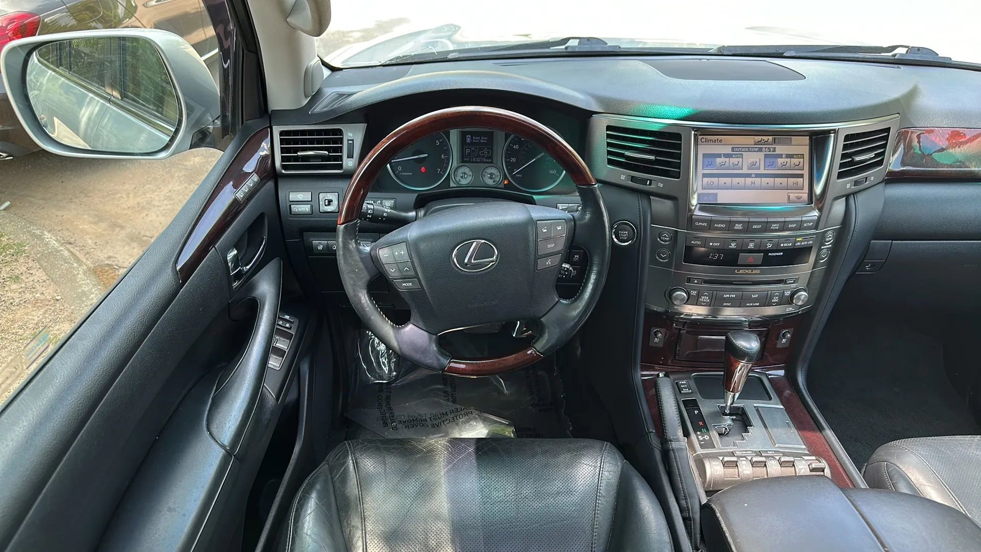 Used 2011 Lexus LX 570 4WD w/ Luxury Pkg image 26