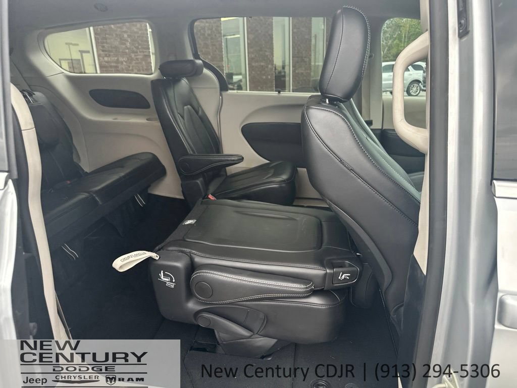 Used 2024 Chrysler Pacifica Touring-L FWD image 9