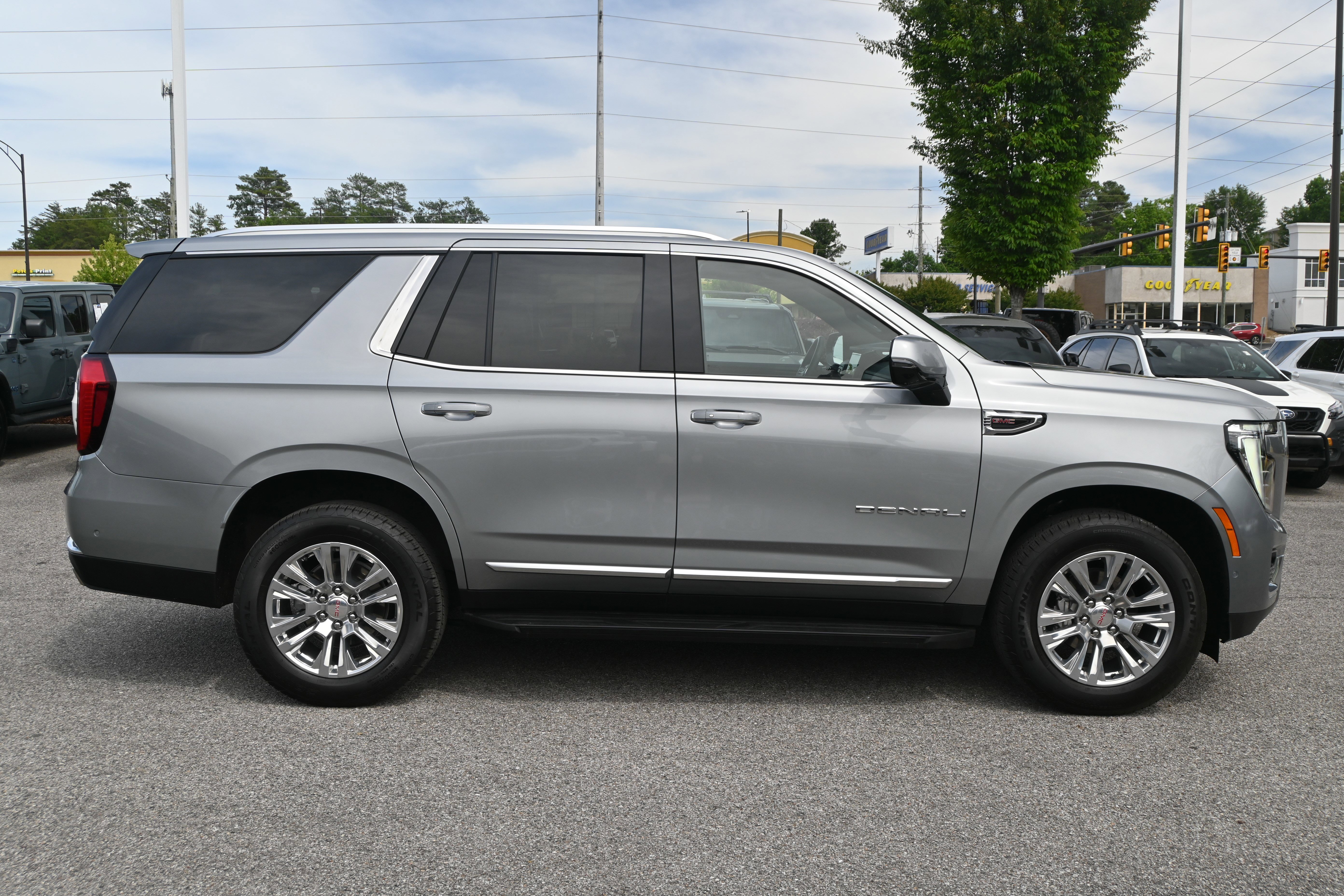 Used 2025 GMC Yukon Denali AWD/4WD image 11