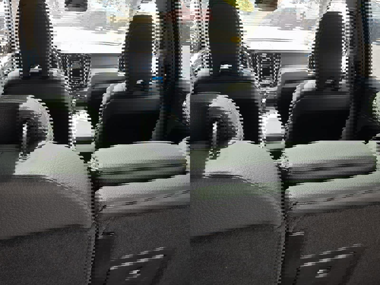 Used 2025 Volvo XC60 B5 Plus image 17