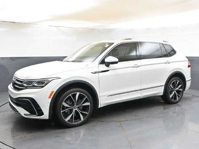 Used 2024 Volkswagen Tiguan SEL R-Line AWD/4WD image 2