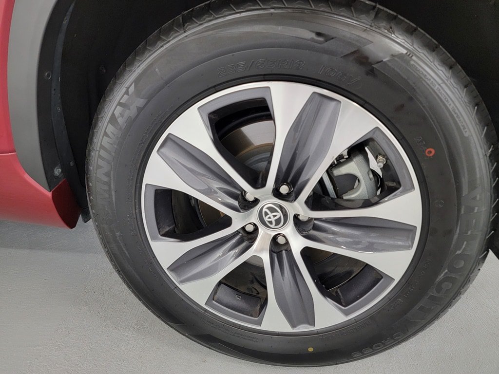Used 2023 Toyota Highlander XLE AWD/4WD image 10