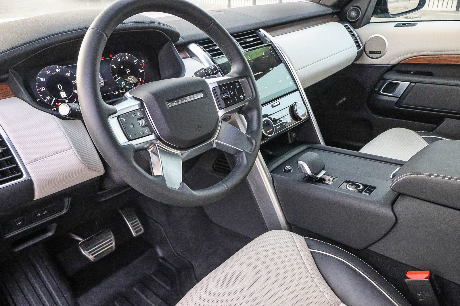 Used 2024 Land Rover Discovery Dynamic SE image 27