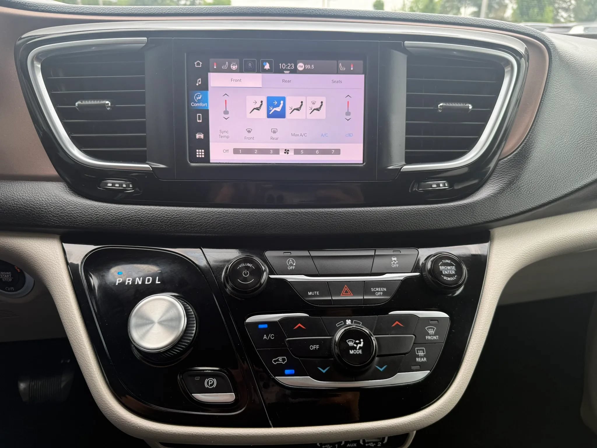 Used 2024 Chrysler Voyager LX FWD image 11