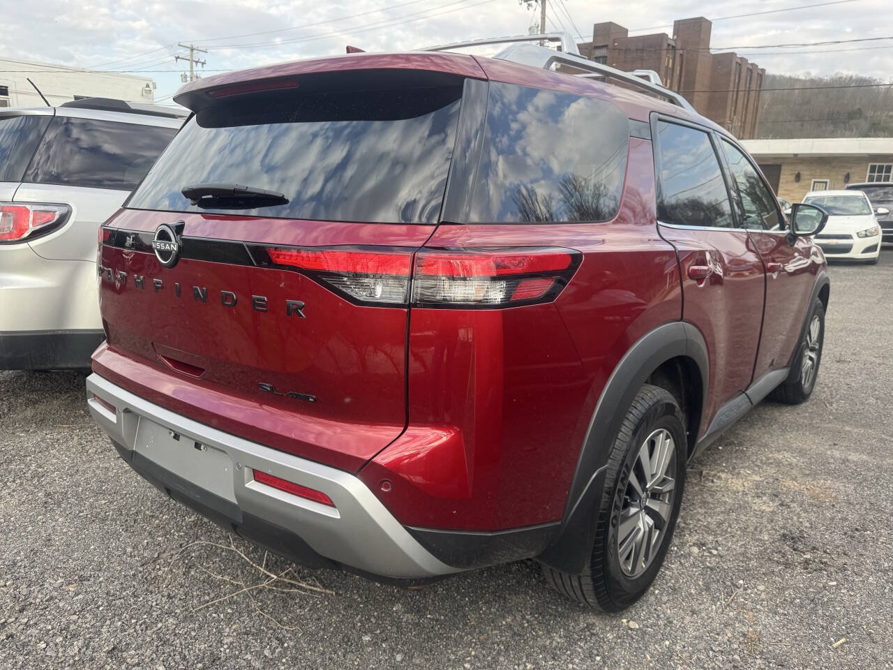 Used 2023 Nissan Pathfinder SL w/ Black Appearance Package AWD/4WD image 3