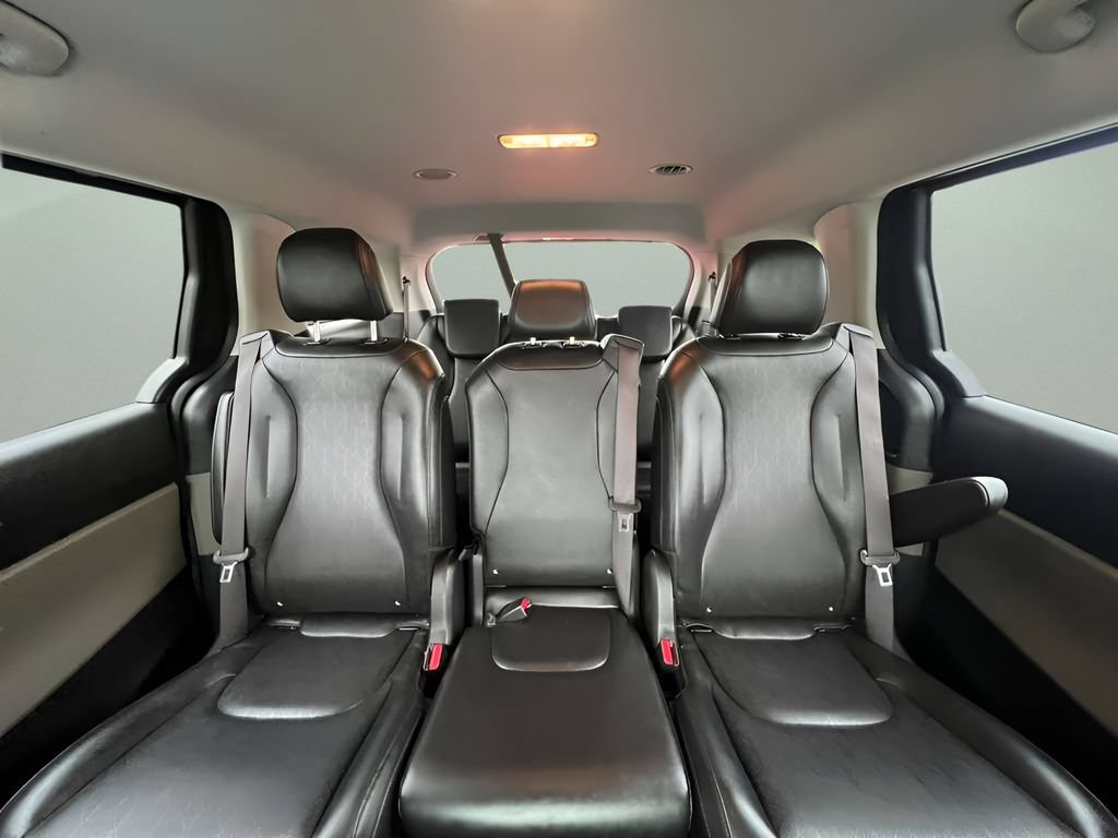 Used 2025 Kia Carnival FWD image 19