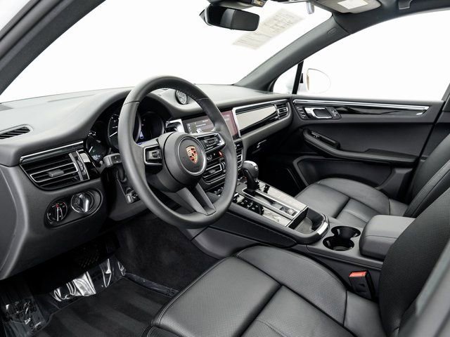 Certified 2025 Porsche Macan image 4