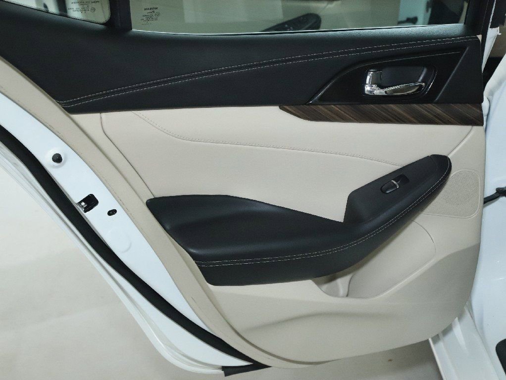 Used 2017 Nissan Maxima Platinum image 13