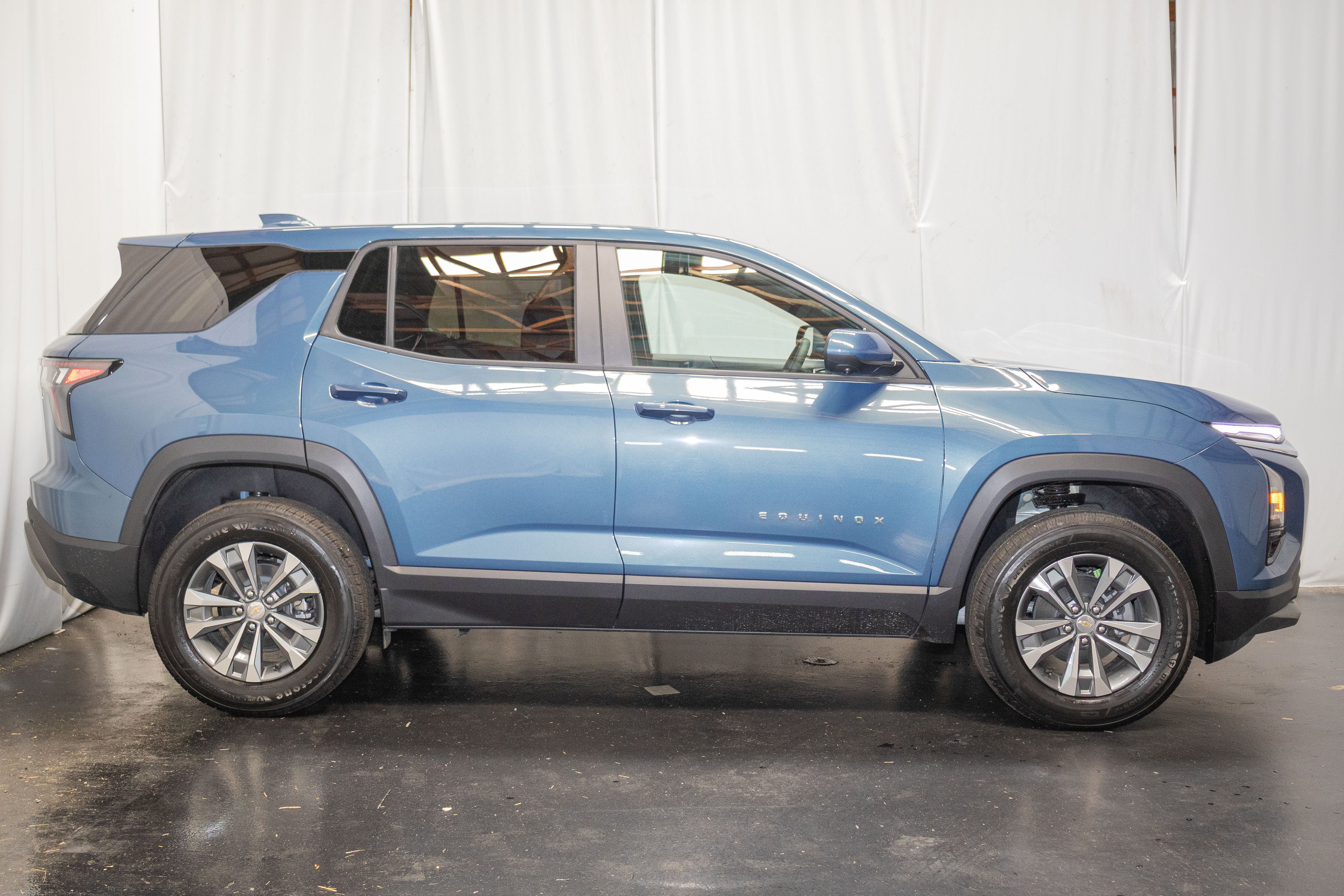 New 2027 Chevrolet Equinox LT w/ Safety and Technology Package FWD image 5