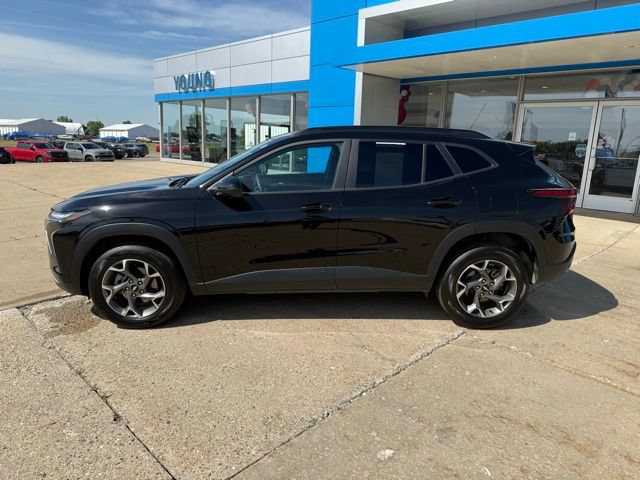 Used 2025 Chevrolet Trax LT w/ Driver Confidence Package FWD image 2
