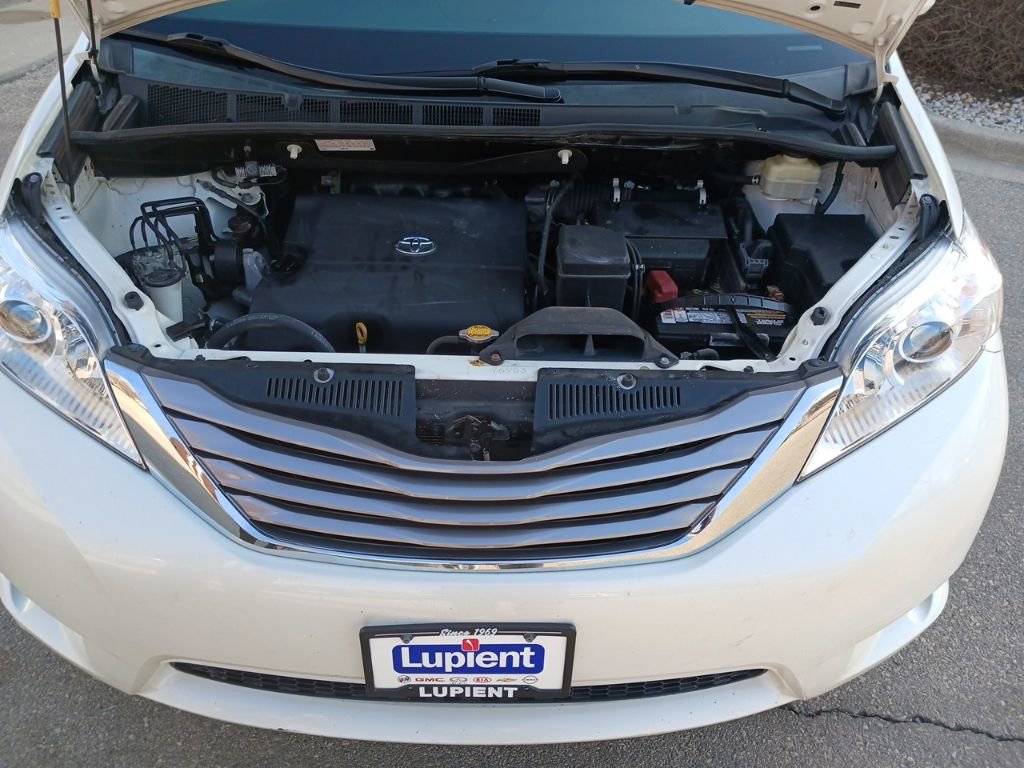 Used 2015 Toyota Sienna XLE Premium image 31