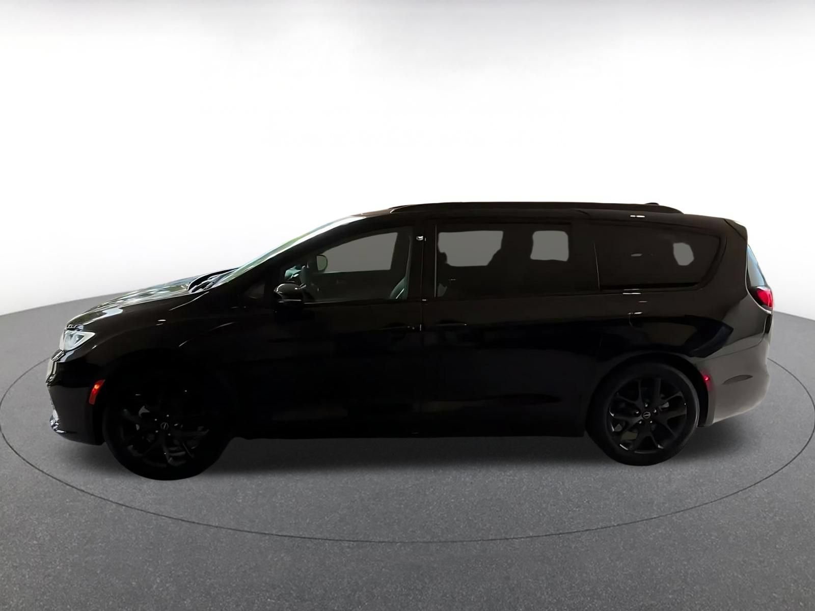 Used 2025 Chrysler Pacifica Limited FWD image 8