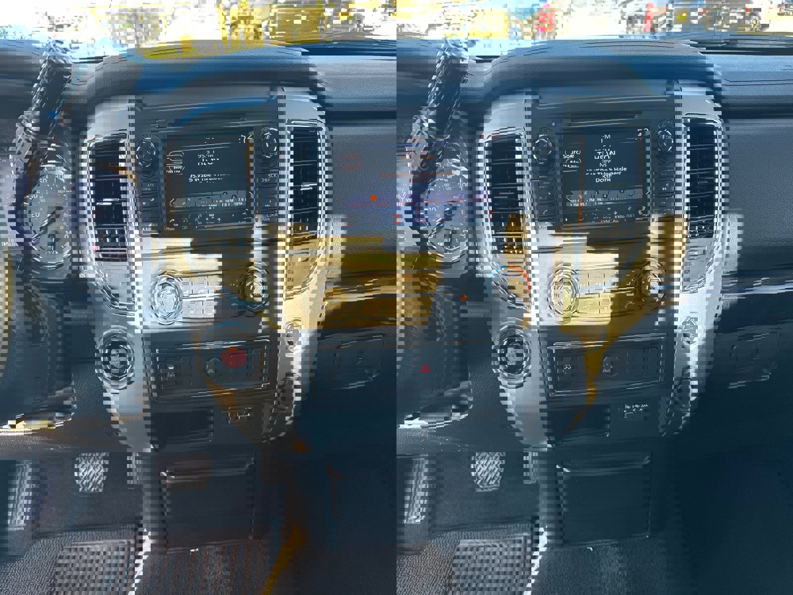 Used 2019 Nissan Titan SV image 27