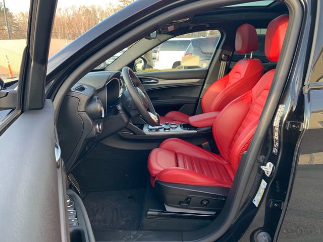 Used 2024 Alfa Romeo Stelvio Ti w/ Performance Driving Package AWD/4WD image 32