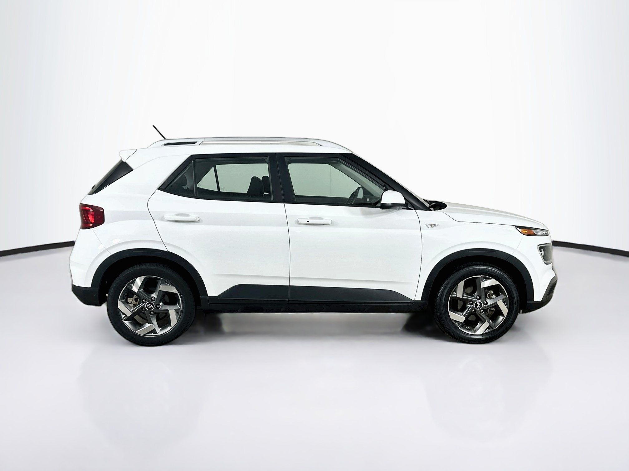 Used 2025 Hyundai Venue SEL FWD image 10