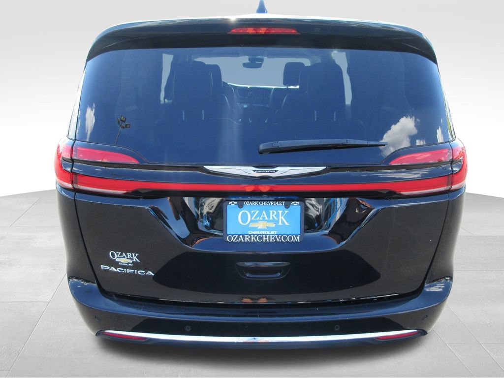 Used 2024 Chrysler Pacifica Touring-L FWD image 4