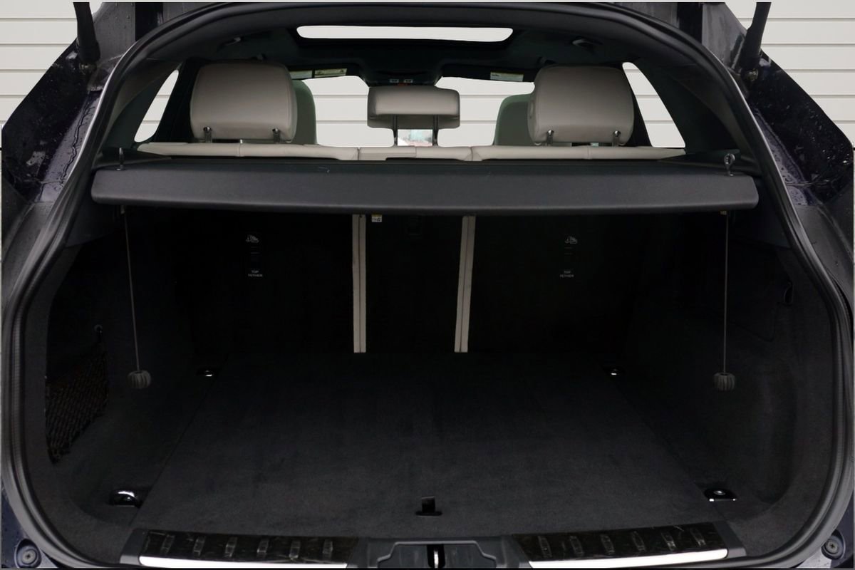 Used 2025 Jaguar F-PACE R-Dynamic S image 11