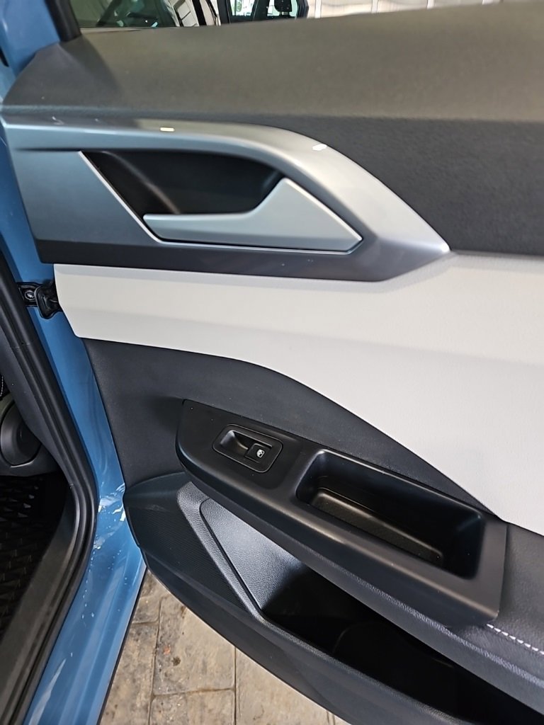 Used 2025 Volkswagen Taos SEL image 16