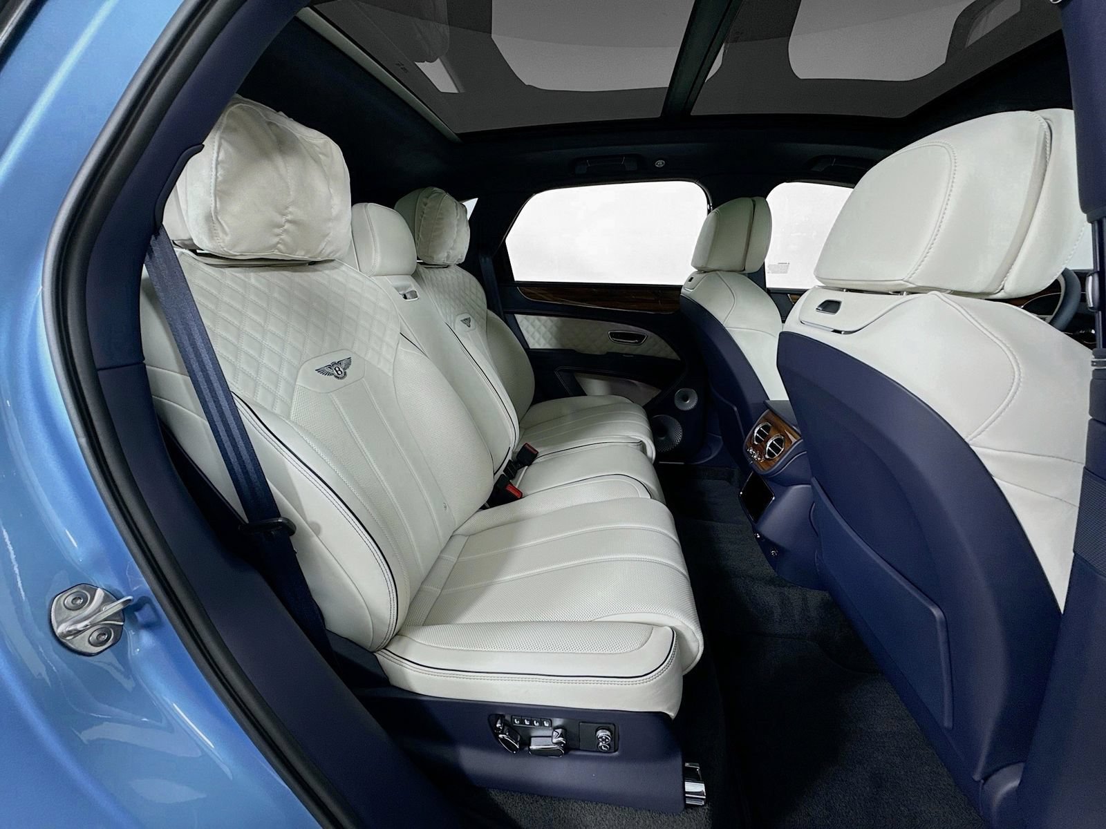 Certified 2025 Bentley Bentayga AWD/4WD image 28