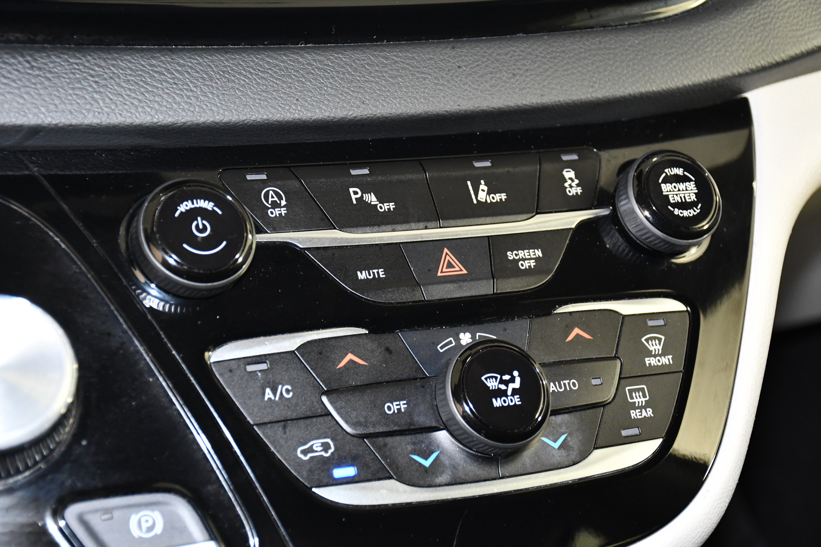 Used 2023 Chrysler Pacifica Touring-L image 30