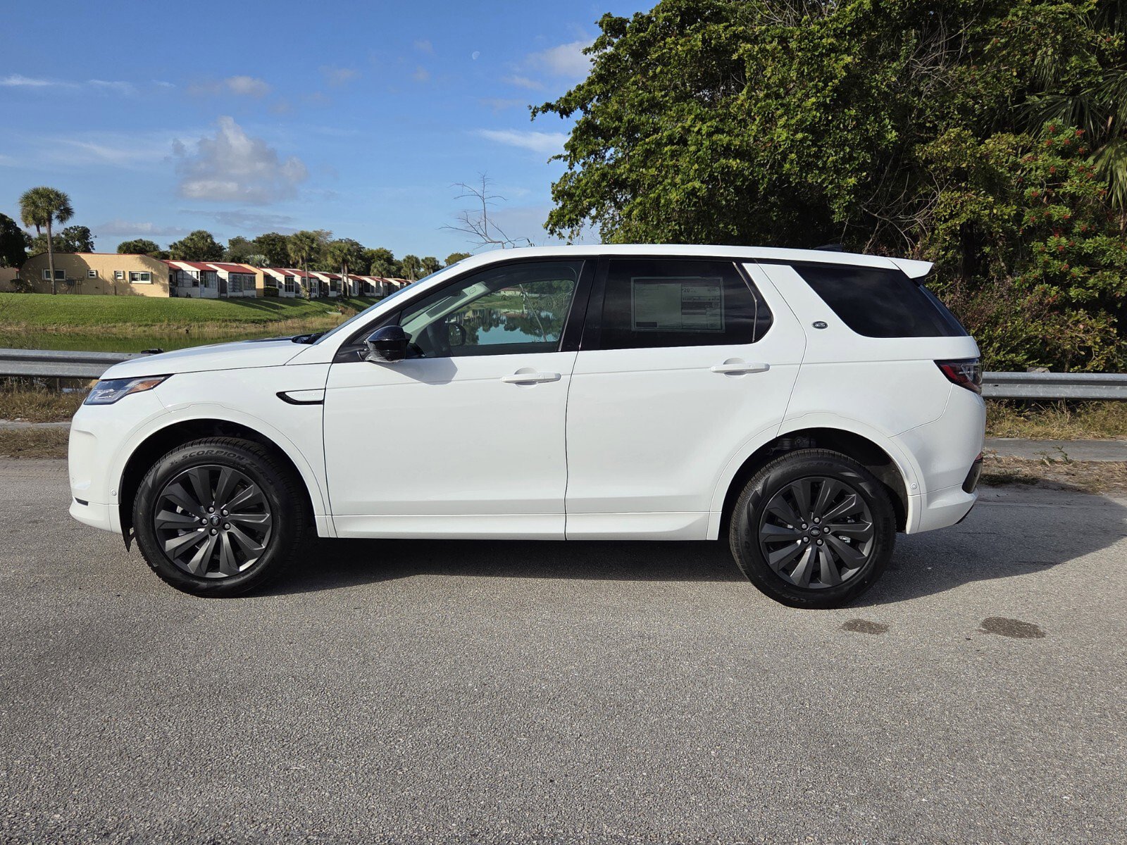 Used 2025 Land Rover Discovery Sport S image 7