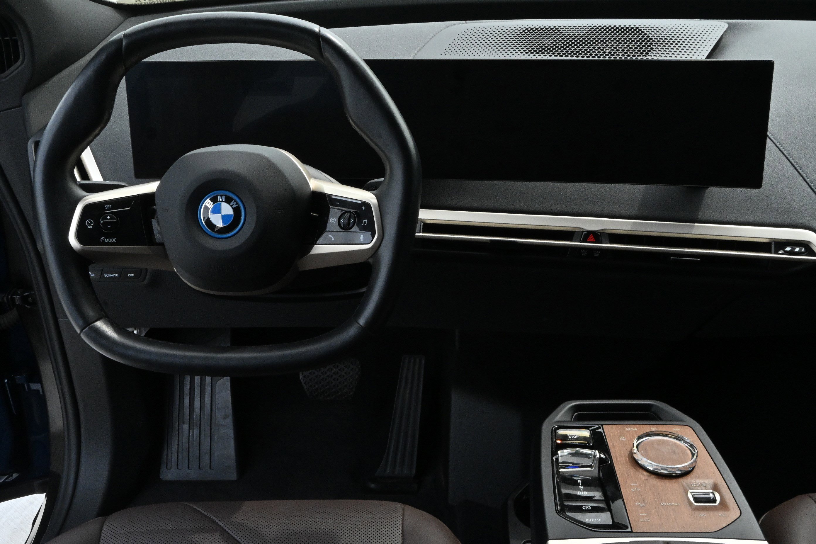 Certified 2023 BMW iX xDrive50 w/ Premium Package AWD/4WD image 26