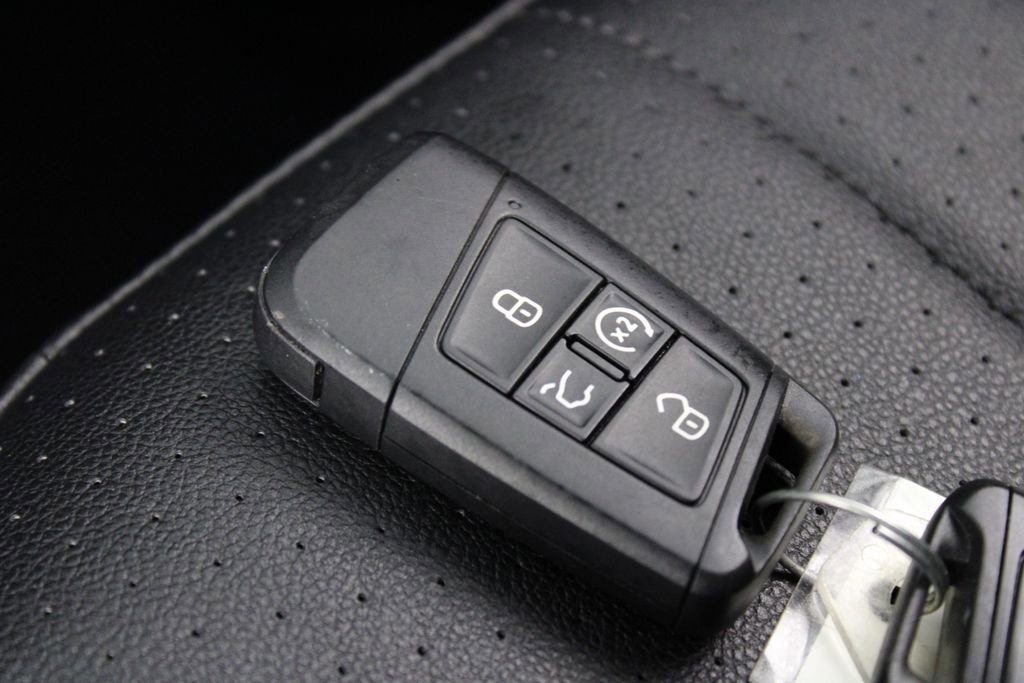 Used 2022 Volkswagen Tiguan SE R-Line image 27