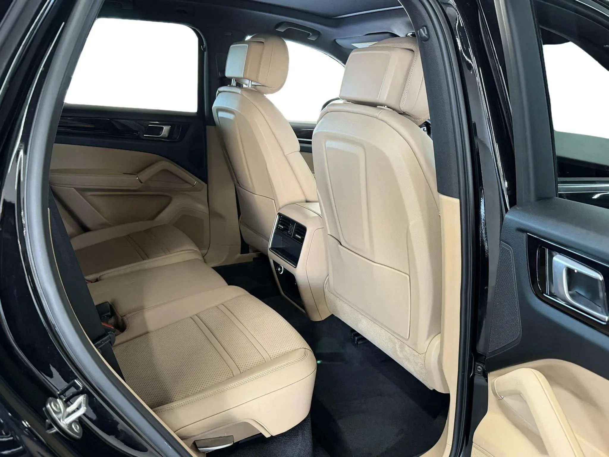 Used 2019 Porsche Cayenne S image 19