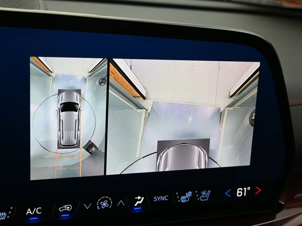 Used 2024 Chevrolet Traverse RS image 33