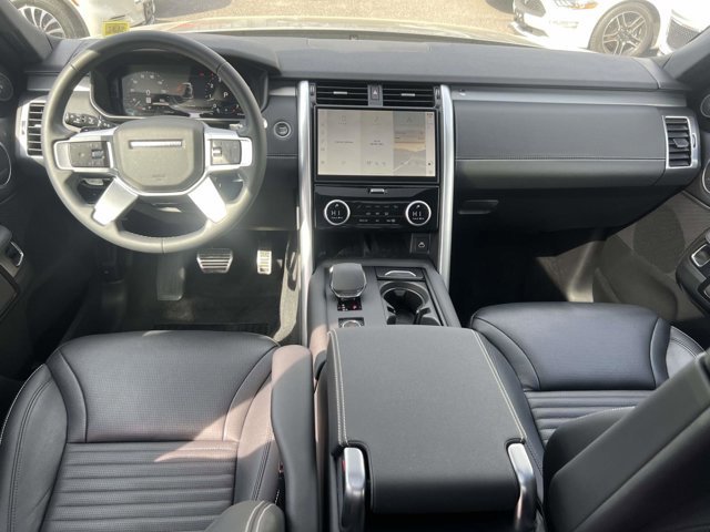 Used 2025 Land Rover Discovery Dynamic SE AWD/4WD image 12