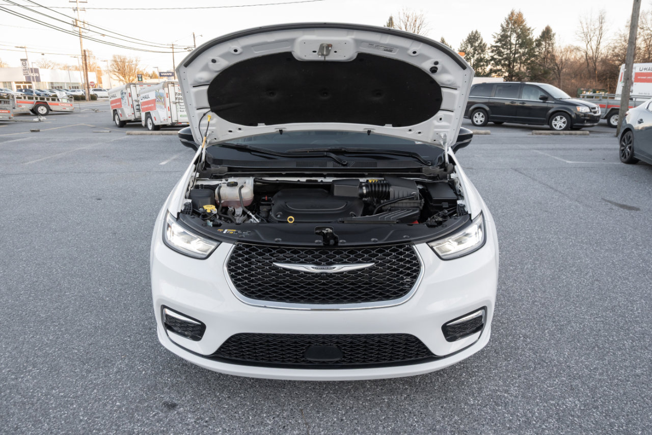 Used 2024 Chrysler Pacifica Touring-L image 41